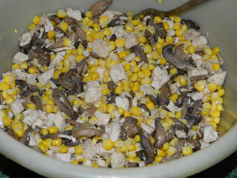Salata de piept de pui cu ciuperci si baby corn