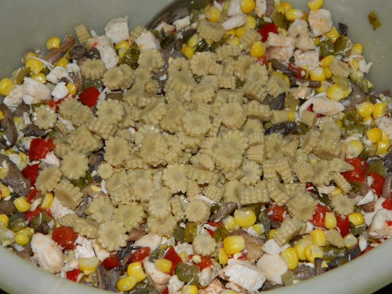 Salata de piept de pui cu ciuperci si baby corn