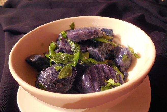 Salata de cartofi violeti cu ceapa verde