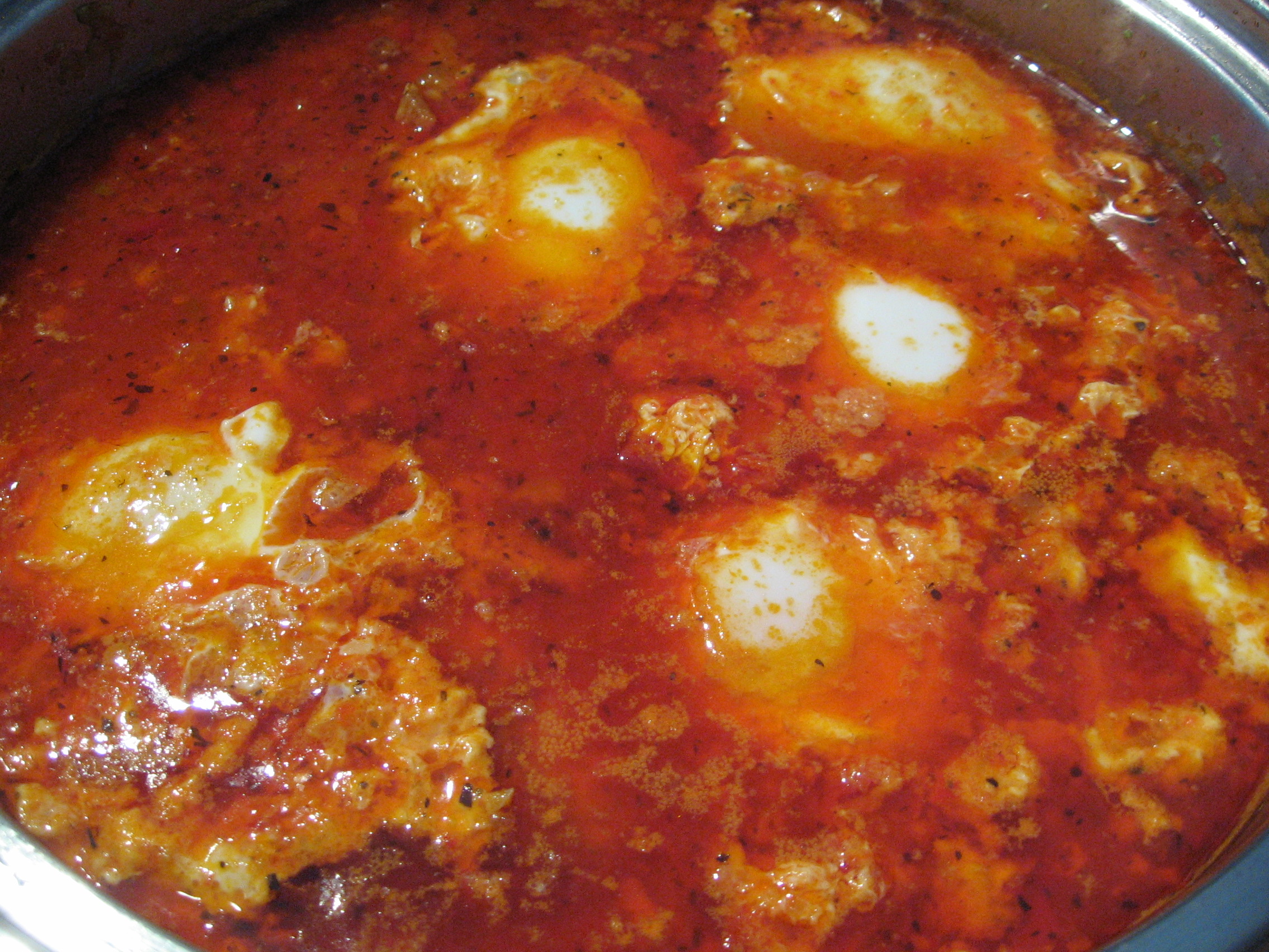 Friptura de pui in sos picant de ardei, cu dovlecel si oua posate
