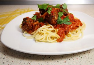 Spaghete cu chiftele si sos de rosii