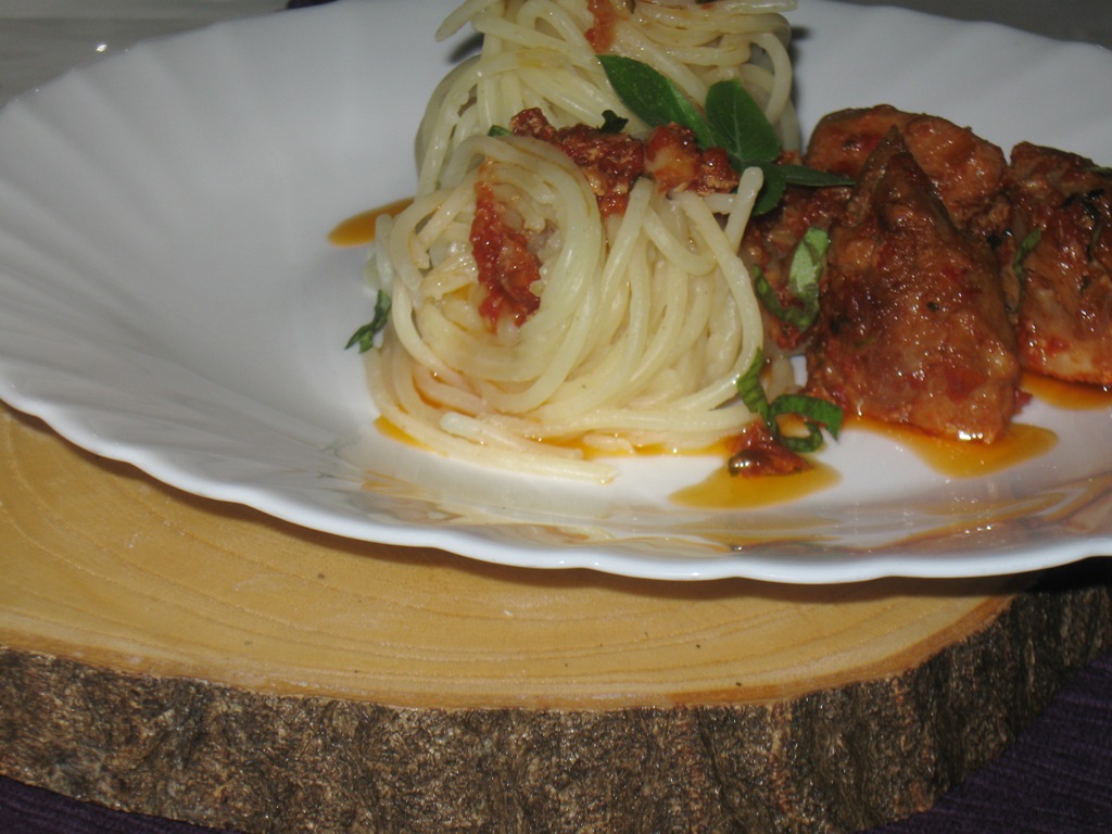 Spaghetti cu pulpă de porc în sos