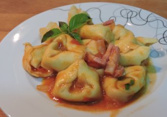 Tortellini cu sos de tomate si bacon