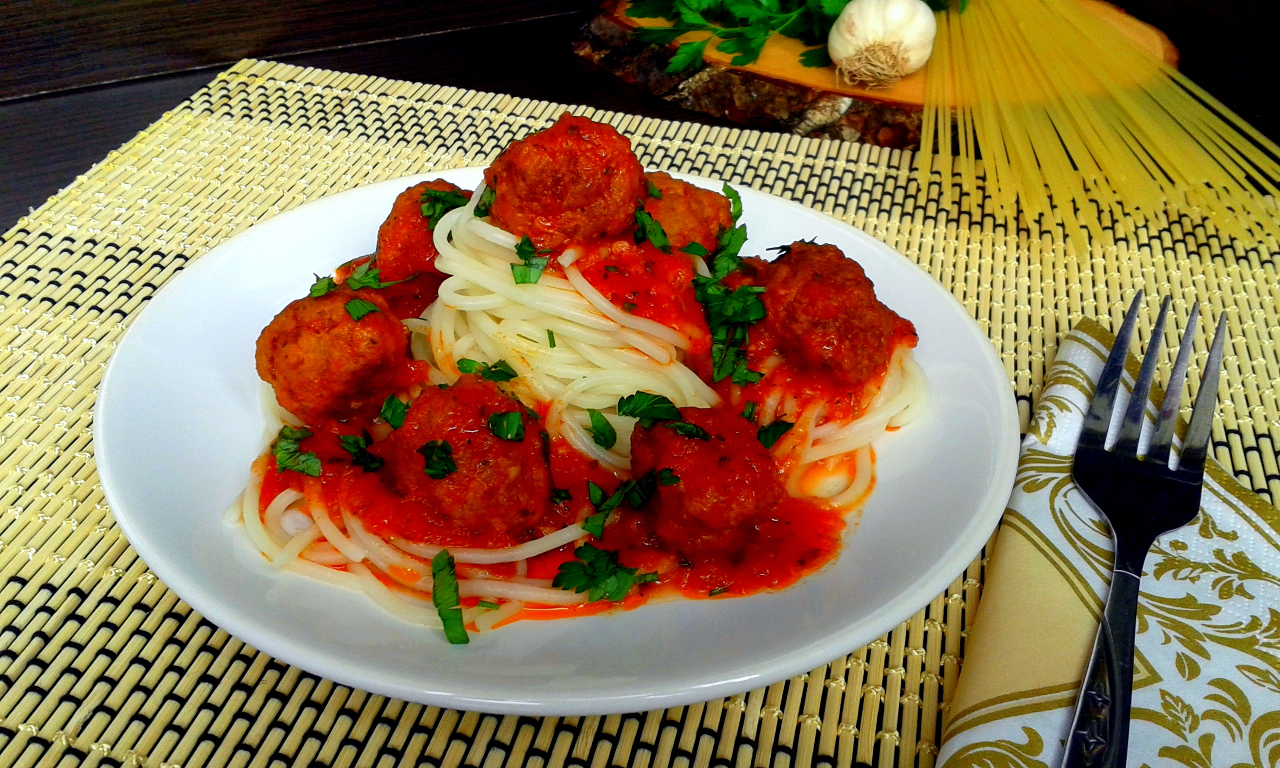 Spaghete cu sos de rosii si chiftele din carne tocata de porc