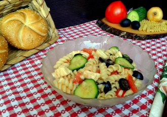 Salata de paste cu legume, masline si mozzarella
