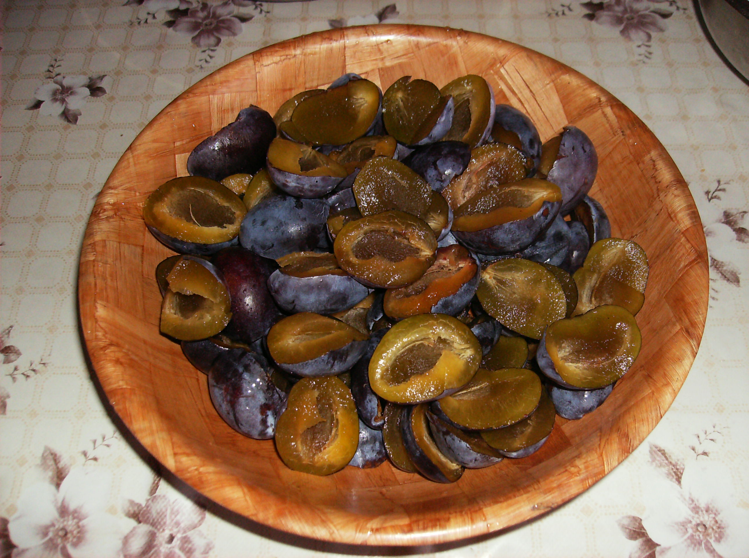 Plăcintă crocantă cu prune şi scorţişoara