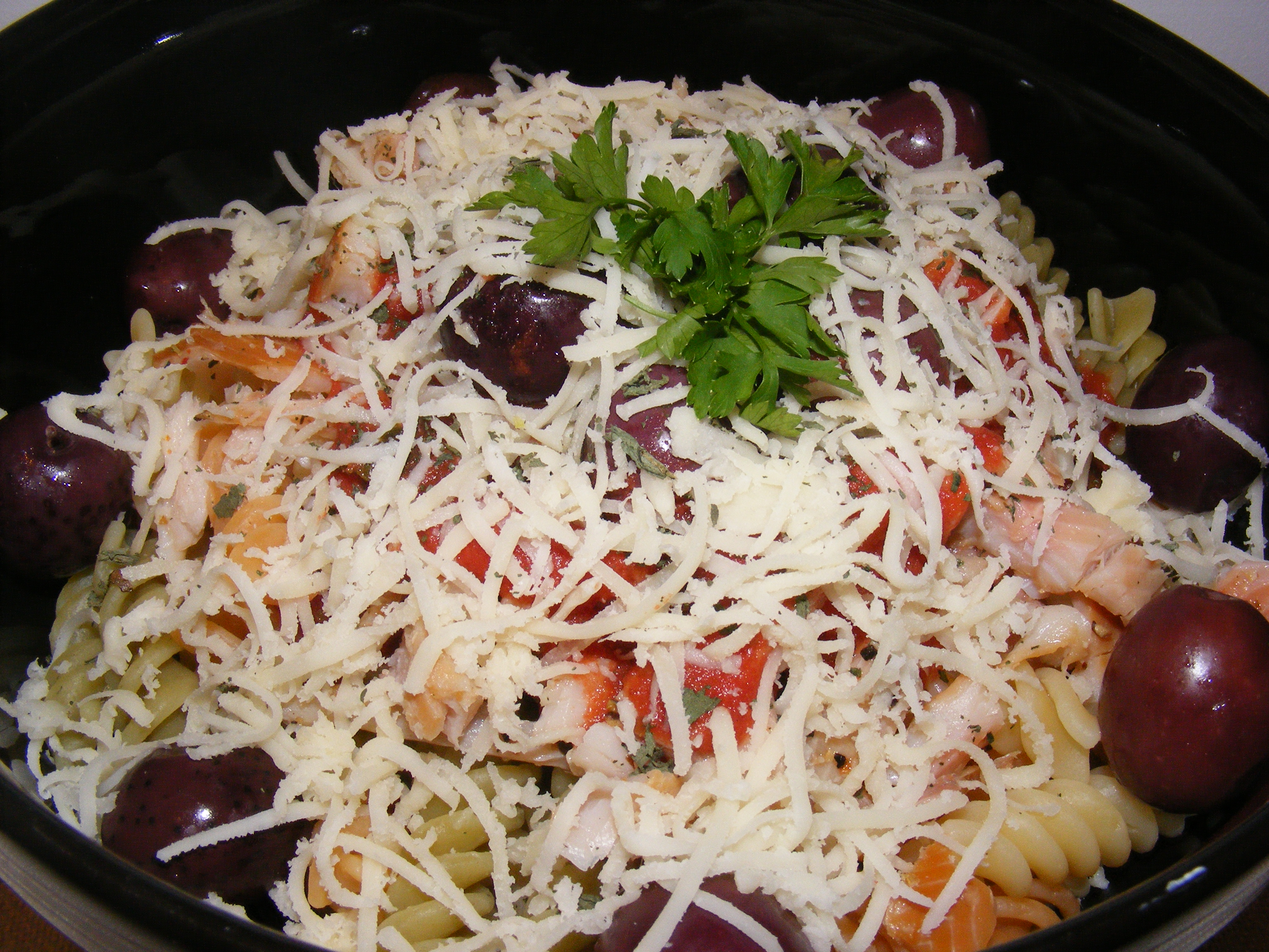 Salată de paste cu păstrăv afumat şi sos de roşii