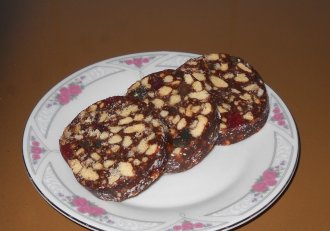 Salam de biscuiţi, reţetă cu nuca