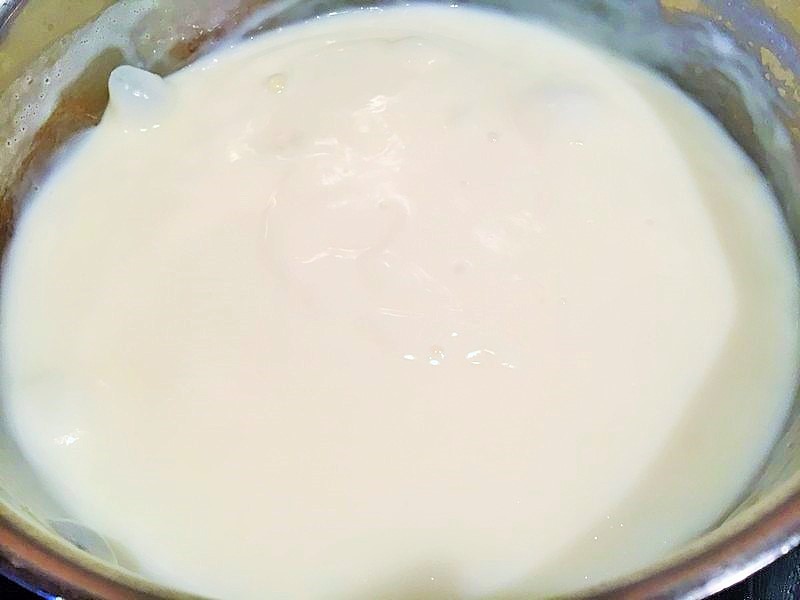 Crema de lapte in sirop de dulceata de trandafiri