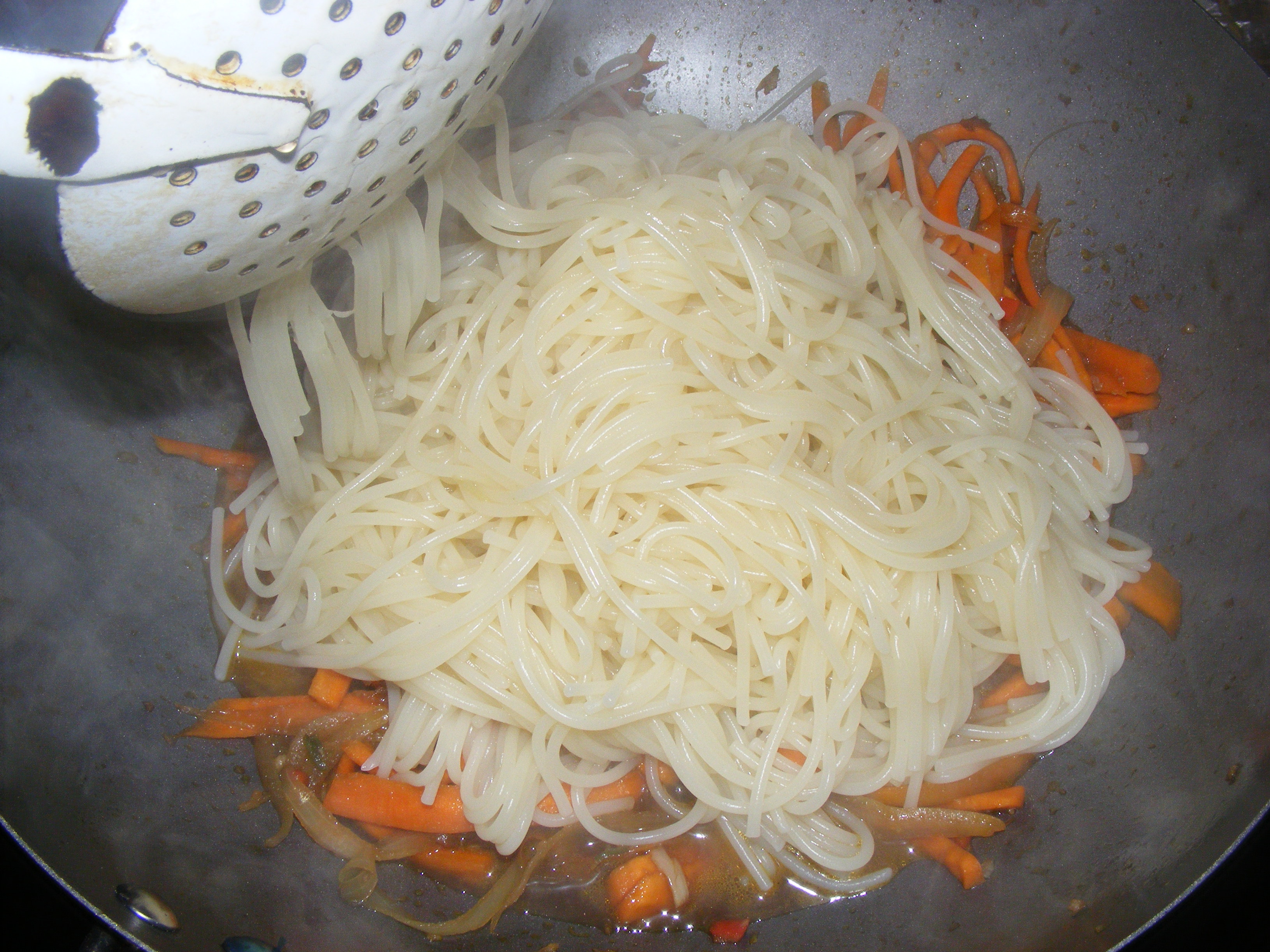 Fried noodles cu pui si legume
