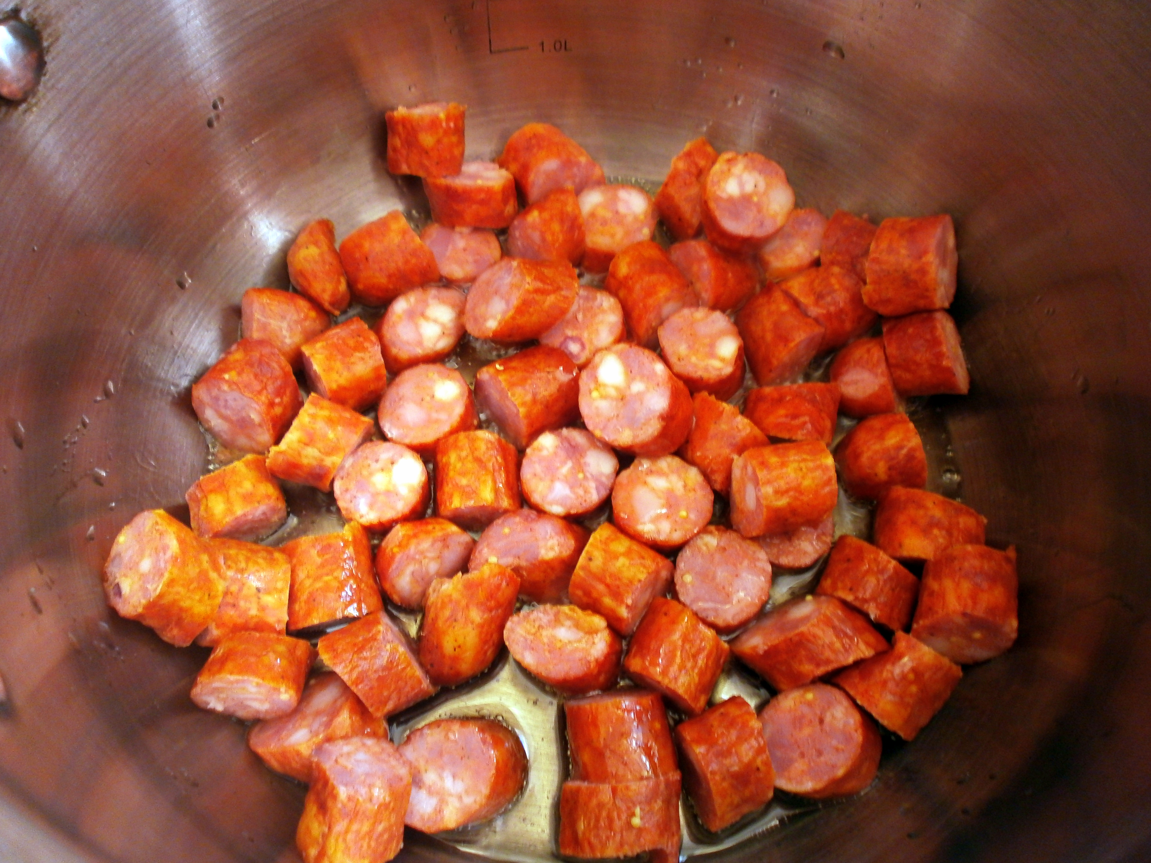 Varza calita cu carnati afumati - Savoare si gust intr-un preparat traditional