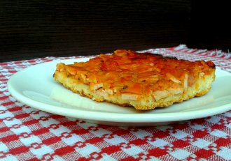 Pizza cu parizer, salam si branza