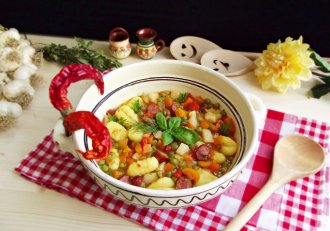 Mancare de mazare cu gnocchi si carnati