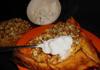 Dovleac copt cu nuci caramelizate si frisca