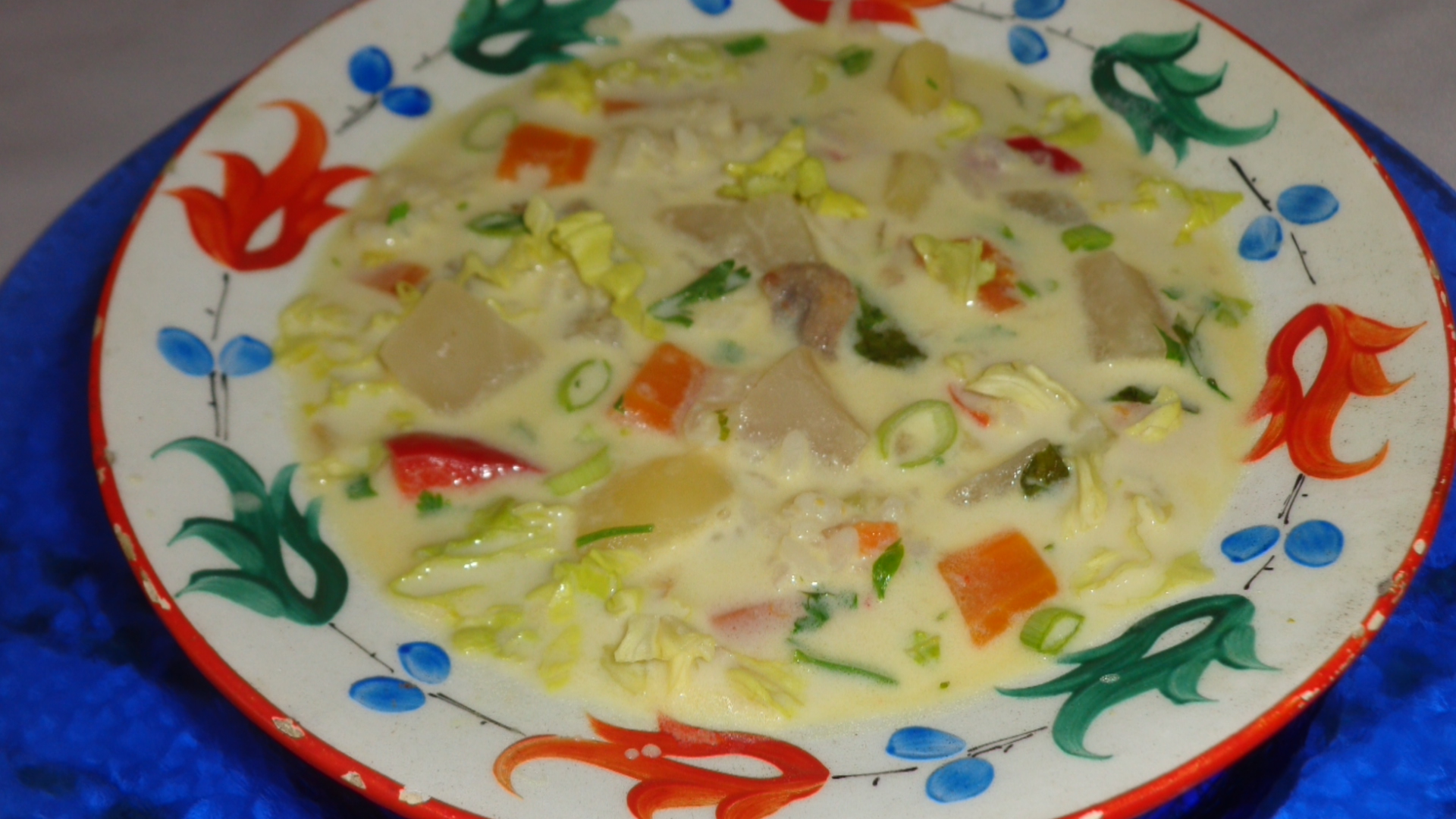 Supa de porc cu gulii , cartofi si salata verde