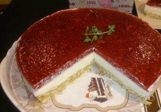Cheesecake cu jeleu de zmeura