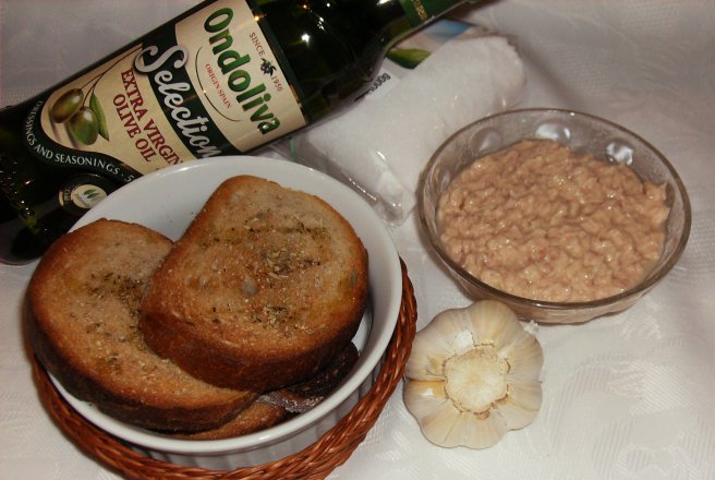 Salată de ton cu usturoi şi pâine prăjită cu oregano