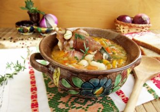 Ciorba delicioasa de fasole cu ciolan afumat