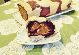RULADĂ CU CREMĂ CARAMEL, NUCI ȘI DULCEAȚĂ DIN GUTUI