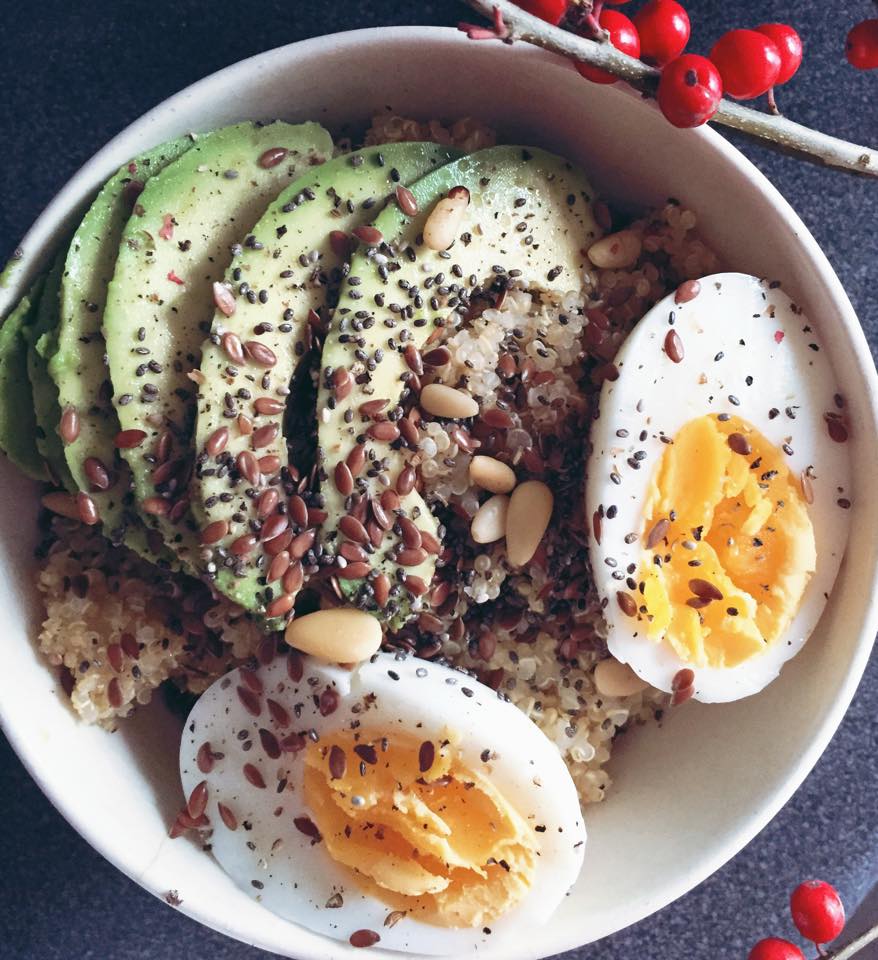 Mic dejun cu quinoa, ou si avocado