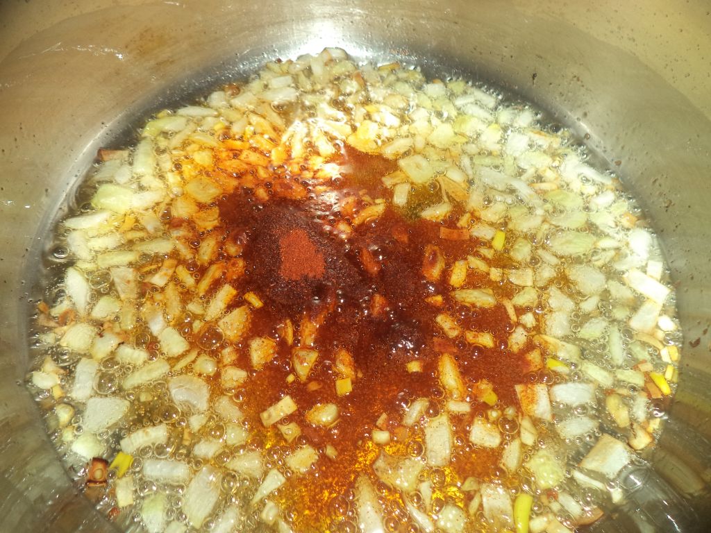 Snitele din soia cu sos de spanac si piure de cartofi