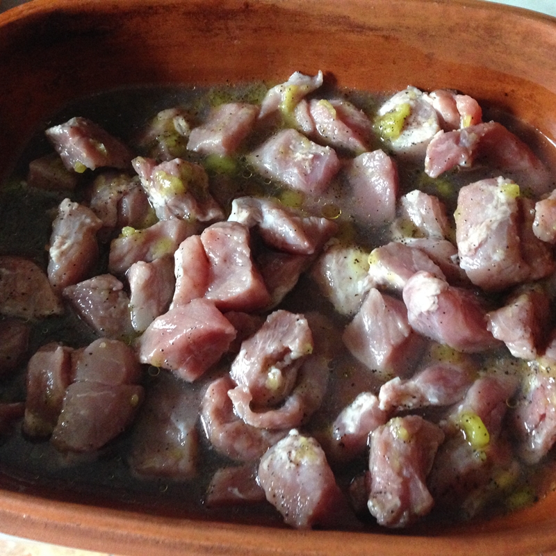 Tocana de cartofi cu carne de porc in vas de lut