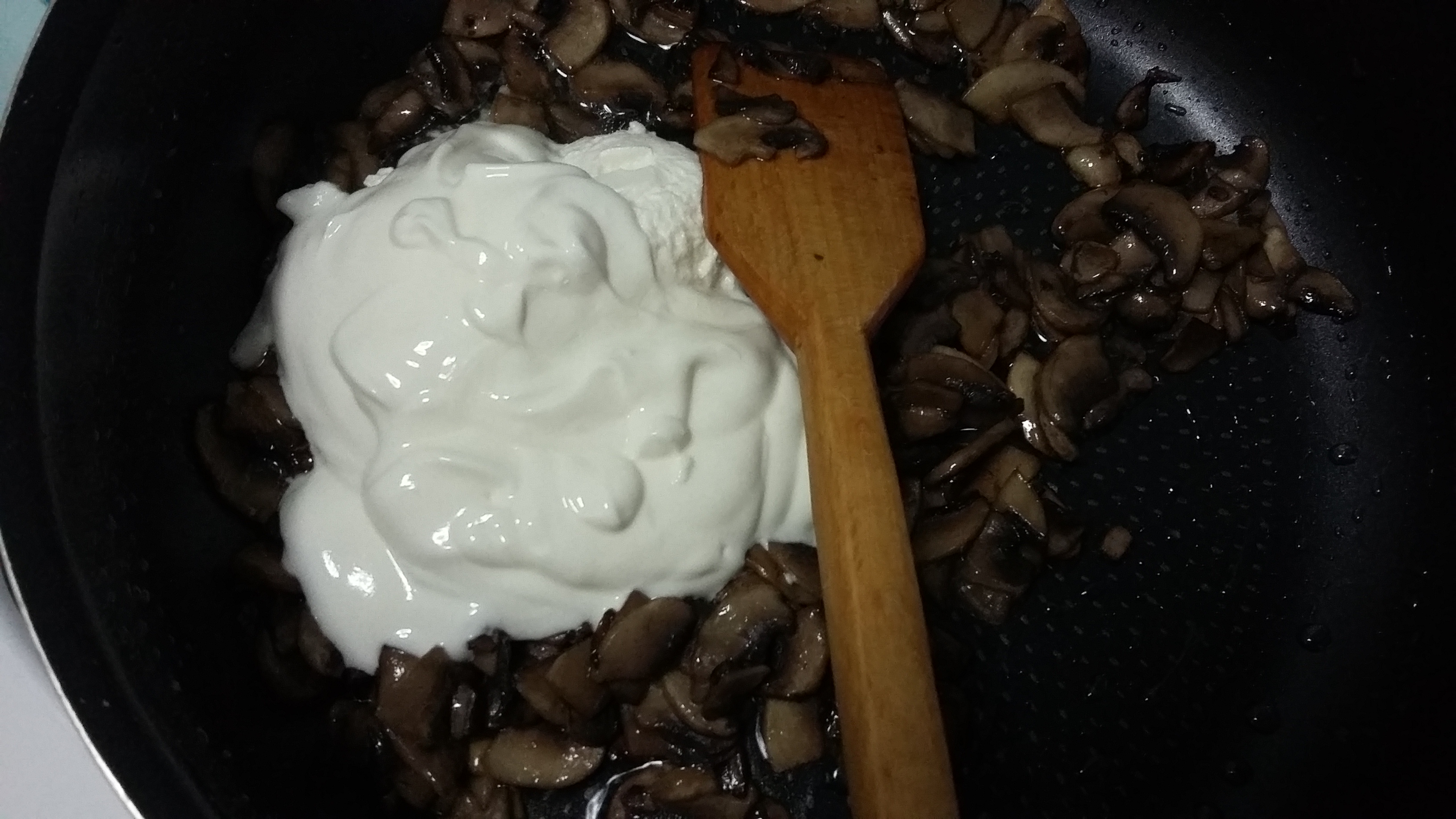 Paste cu ciuperci in sos de iaurt si cascaval delaco