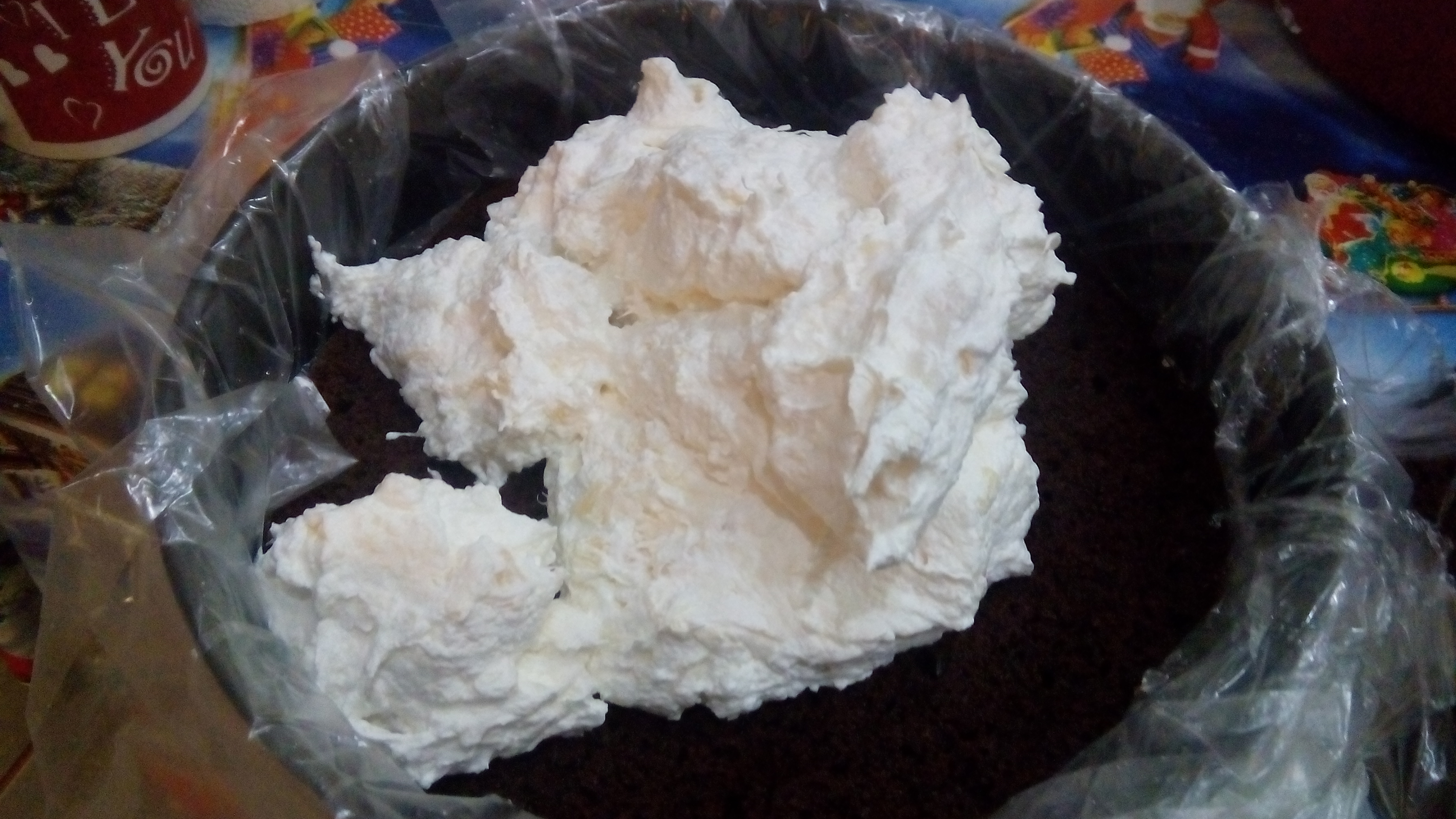 Tort cu ciocolata, mousse de ananas si bezea de cocos