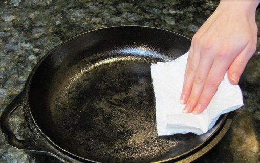 Cea mai buna metoda de a curata o tigaie in 10 secunde - fara detergenti