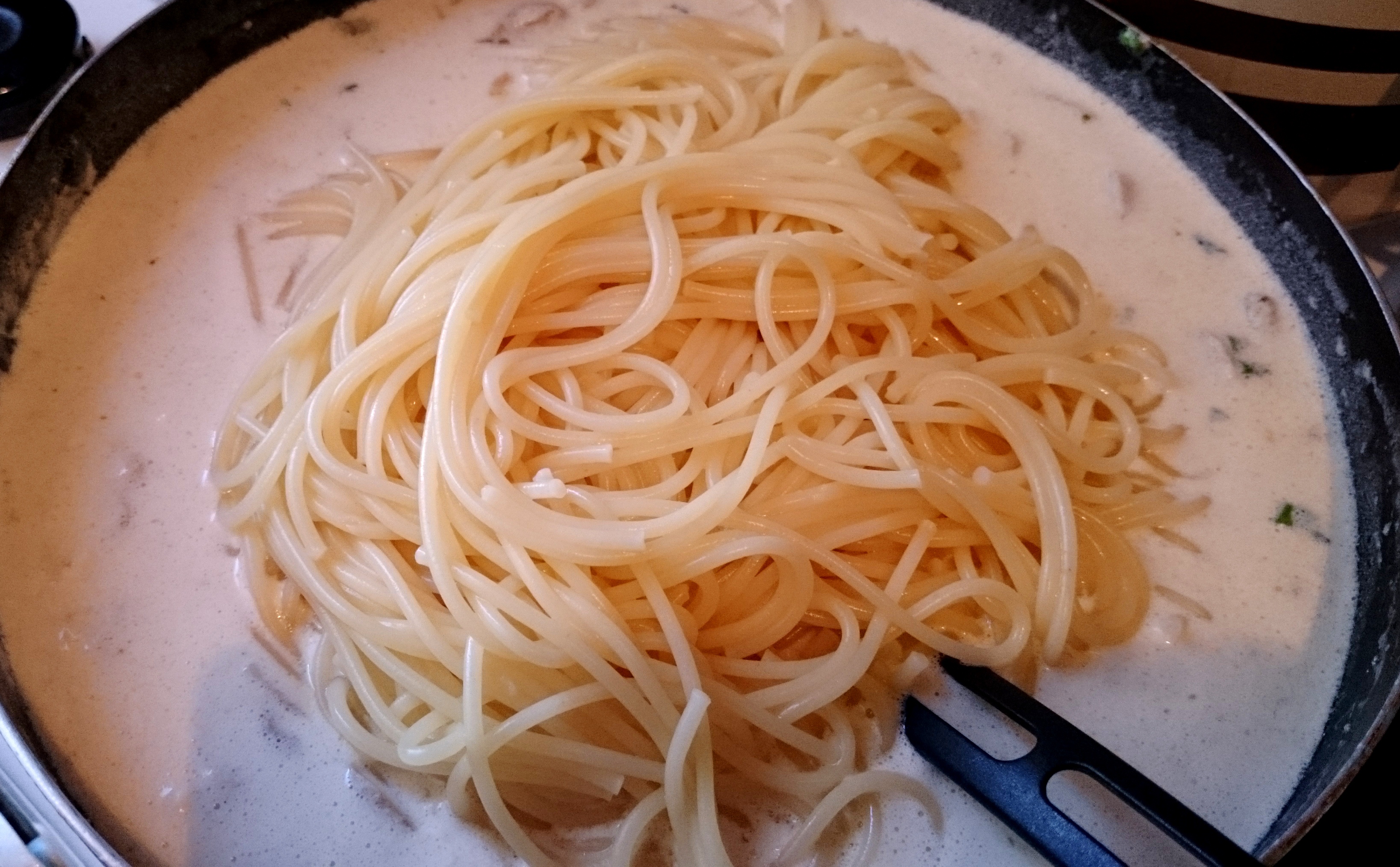 Spaghete cu sos de branzeturi si ciuperci