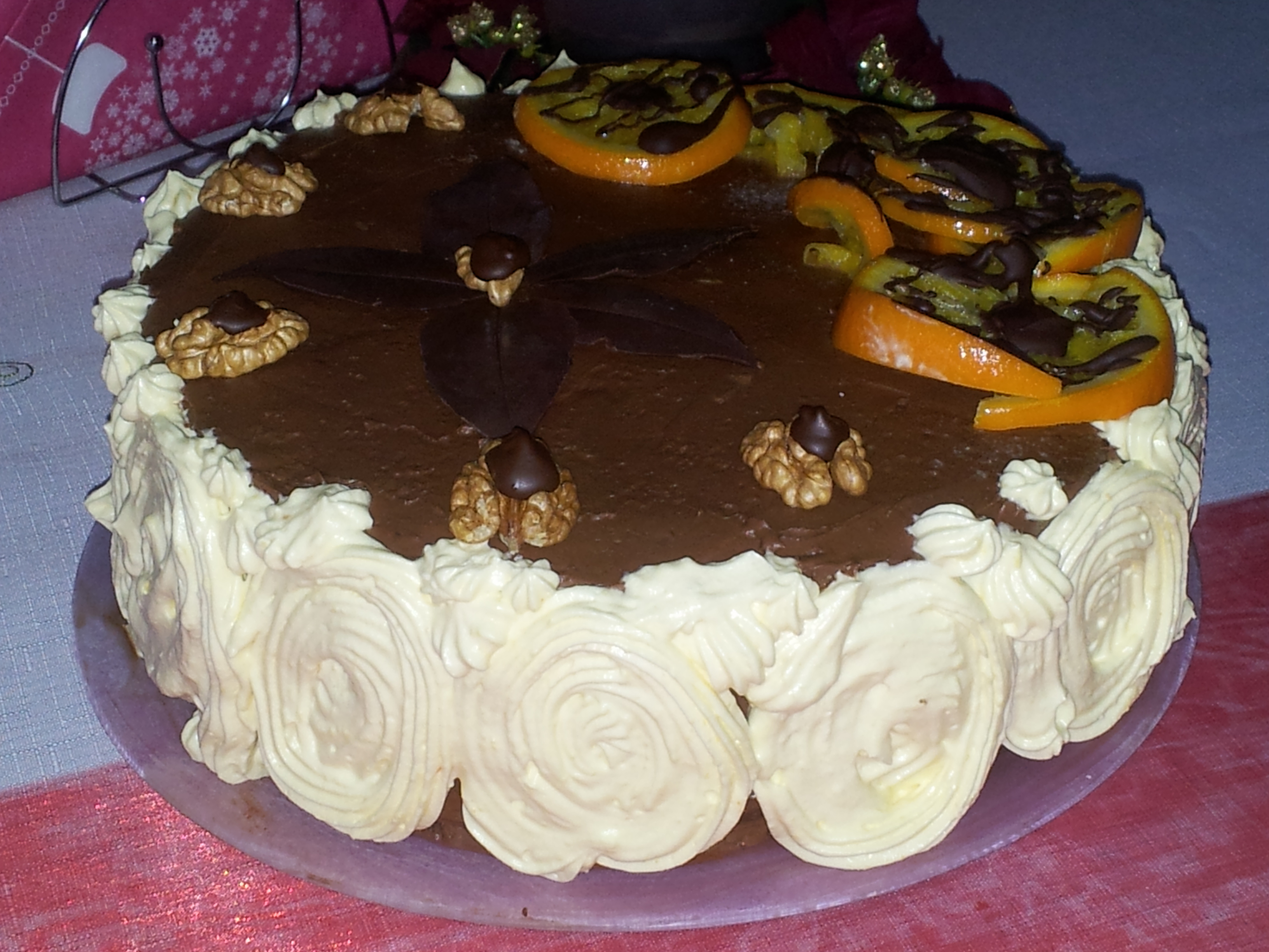 Tort de ciocolata, portocale si nuci pentru o dubla aniversare