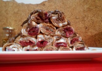 Clatite cu cacao umplute cu ricotta si visine