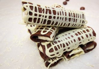 Clatite invelite in ciocolata alba cu crema de vanilie