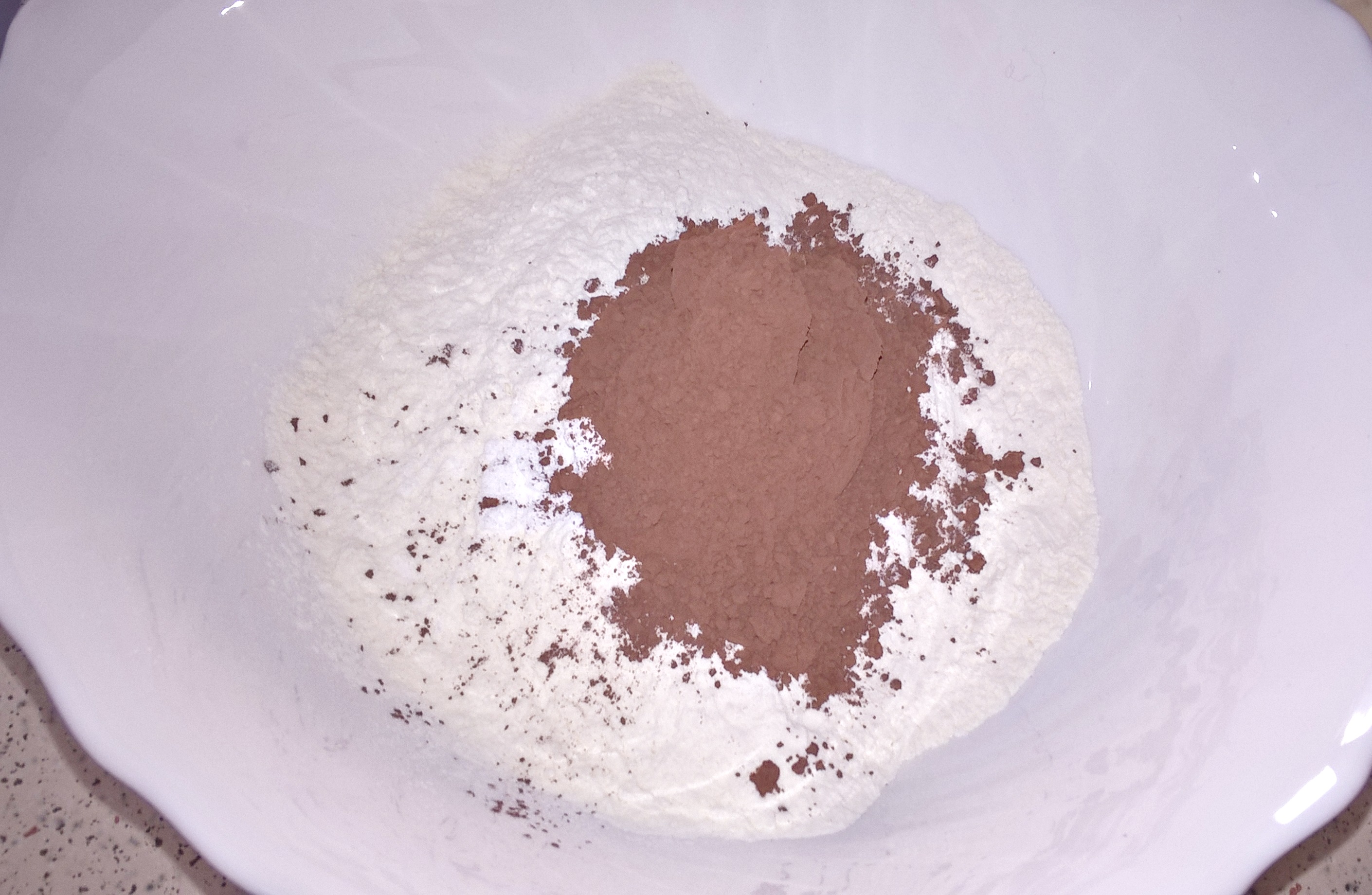 Clatite invelite in ciocolata alba cu crema de vanilie