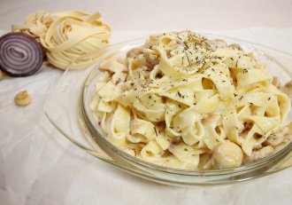 Tagliatelle cu sos alb și ciuperci