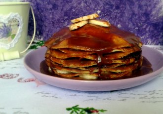 Tort de clatite cu glazura de ciocolata si banane