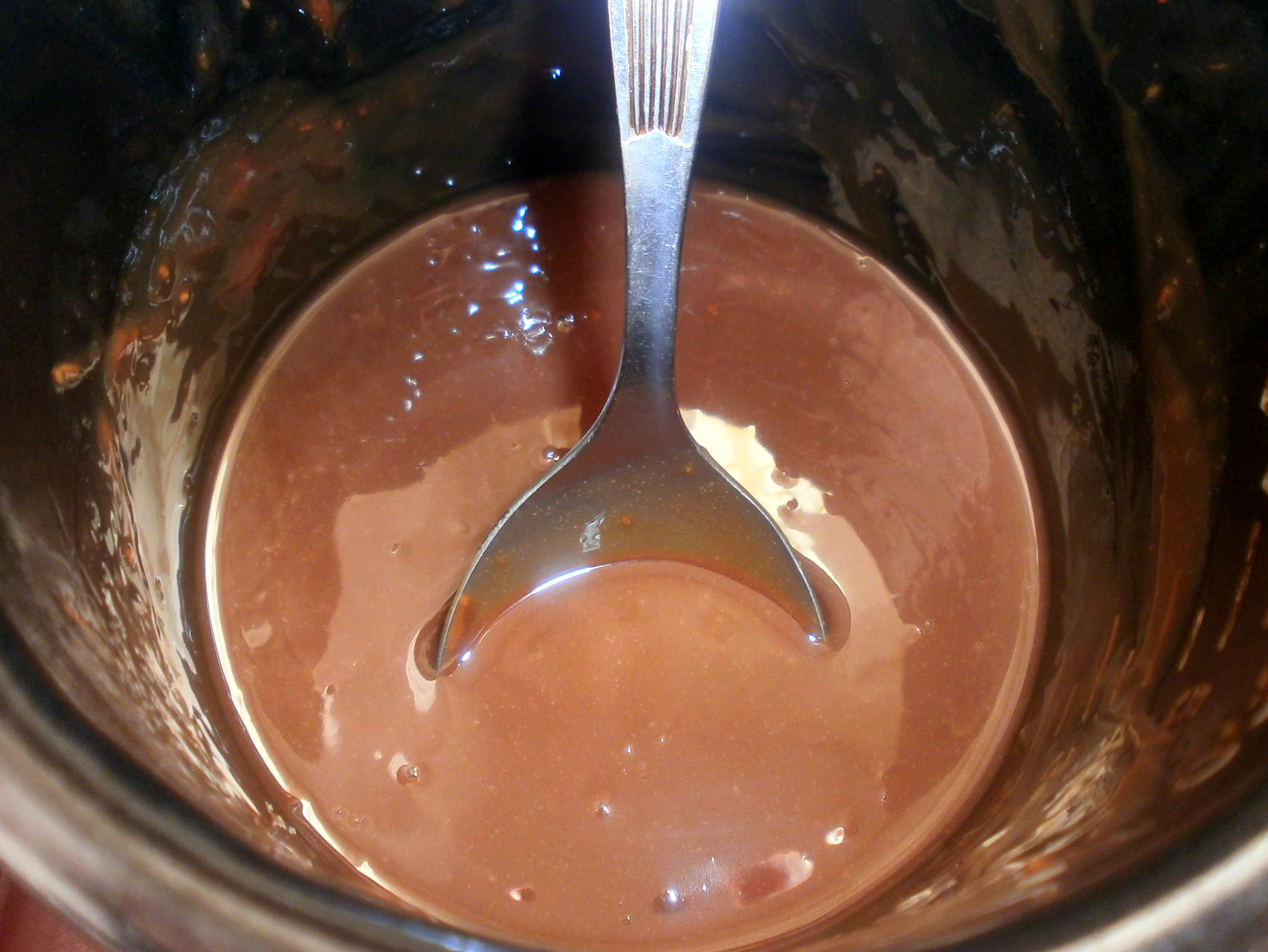 Tort de clatite cu glazura de ciocolata si banane