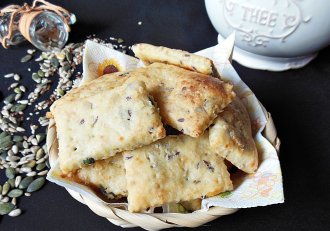 Biscuiti cu branzeturi si mix de seminte
