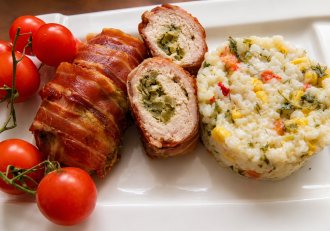 Rulouri din piept de curcan cu ciuperci si bacon