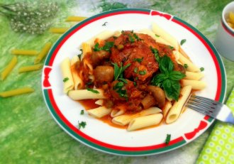 Penne rigate cu iepure, ciuperci si mazare in sos de rosii cu usturoi
