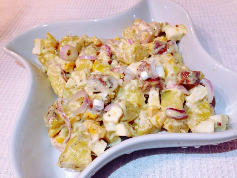 Salata de cartofi cu carnaciori si maioneza