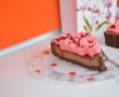 Cheesecake cu ciocolata, bezea rosie si coulis de zmeura-15