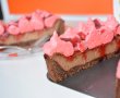 Cheesecake cu ciocolata, bezea rosie si coulis de zmeura-18