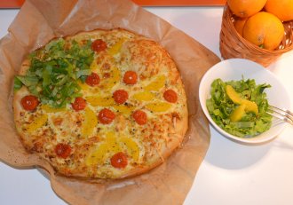Pizza cu portocale, asortata cu salata