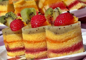 Prajitura Multicolorata cu fructe