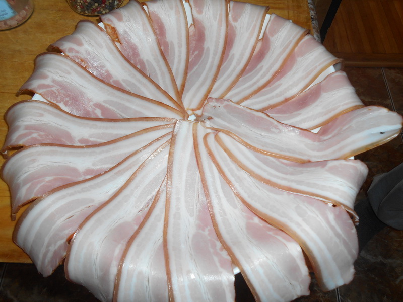 Specialitate cu bacon si carne tocata la cuptor