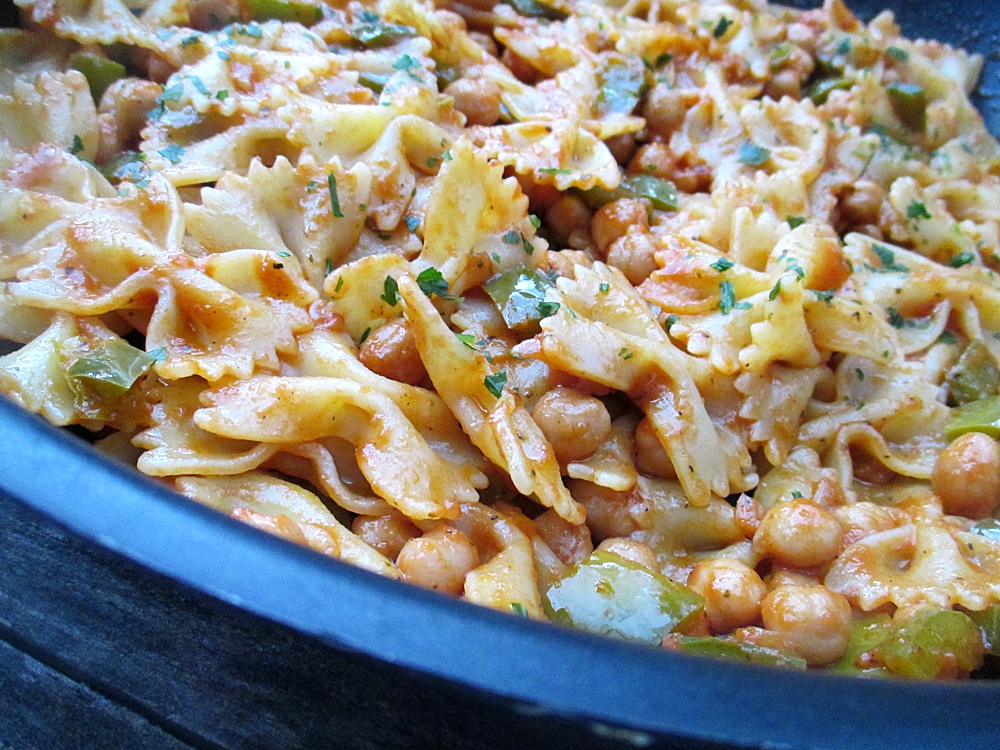 Farfalle cu ardei gras, sos de rosii si naut