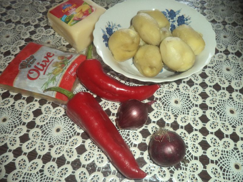 Tarta din cartofi cu legume si cascaval la cuptor