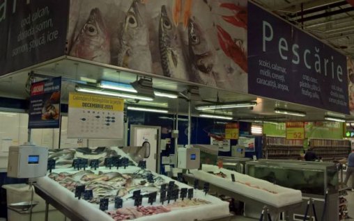Un hipermarket din Bucuresti a pus la vanzare peste "proaspat" plin de viermi 
