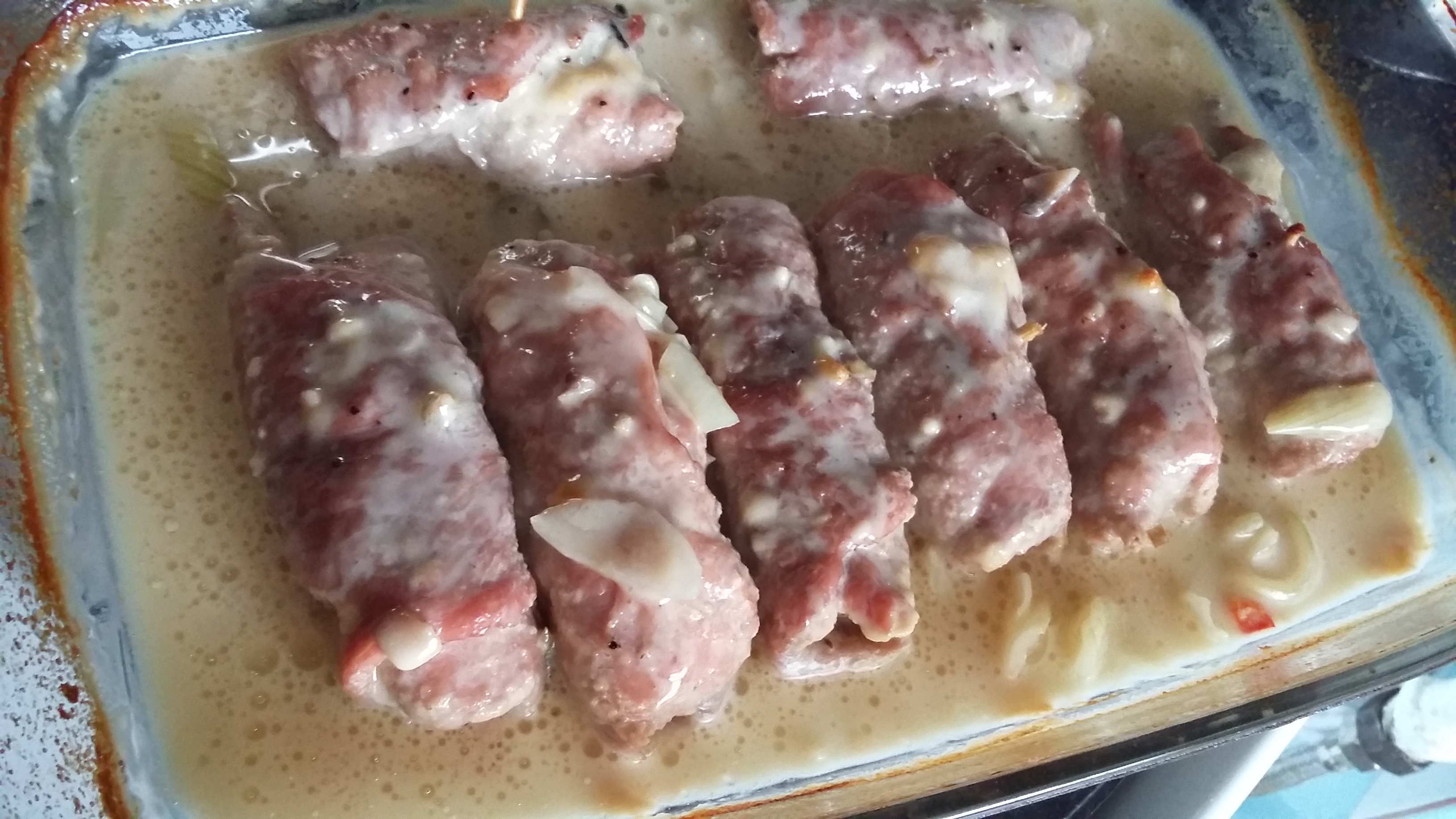 Rulouri din carne de porc cu sos de rosii si ciuperci